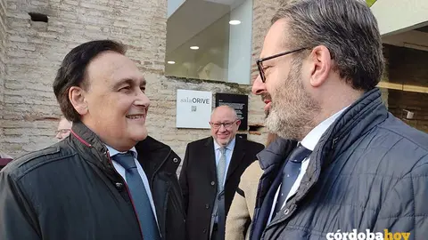G&oacute;mez Villamandos (izquierda) habla con el delegado del Gobierno andaluz en C&oacute;rdoba, Adolfo Molina, en presencia del rector de la UCO, Manuel Torralbo