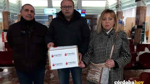 Aveprenco entrega en el Ayuntamiento 5.000 firmas de ciudadanos ante la pr&oacute;rroga de las licencias para la venta de prensa en quioscos, en una imagen de archivo