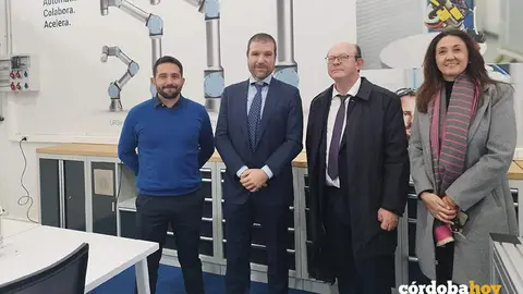 Javier Escribano (segundo por la izquierda) en las instalaciones de MetalCordoba