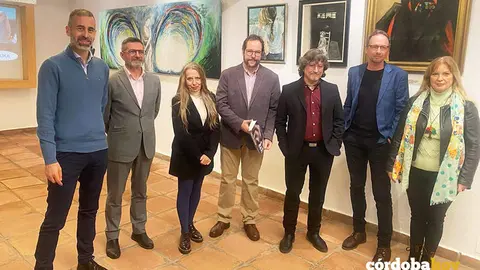 Los artistas, responsables de la Fundaci&oacute;n Cajasur y otros asistentes a la inauguraci&oacute;n de la muestra 'Viana Pinta'