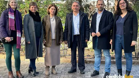 Enrique Santiago (centro), junto a responsables y representantes de IU en C&oacute;rdoba