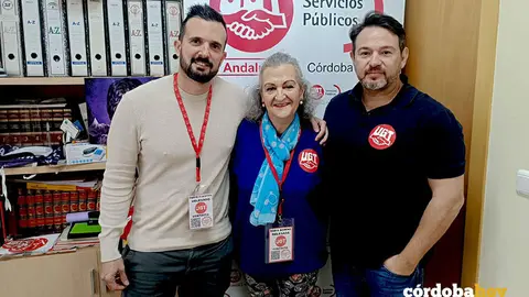 Juan Carlos Varo (derecha) junto a delegados de Servicios P&uacute;blicos de UGT en C&oacute;rdoba