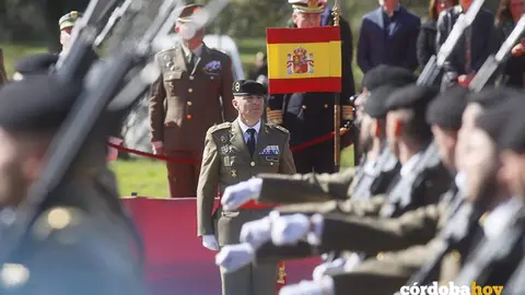 El general de Brigada Fernando Ruiz G&oacute;mez (centro, al fondo) contempla el desfile de efectivos de la BRI X, que ya comanda FOTO RAFAEL MADERO