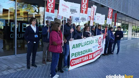 Concentraci&oacute;n de UGT a las puertas de la Biblioteca P&uacute;blica del Estado Grupo C&aacute;ntico