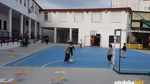 Alumnado en el patio del CEIP Jos&eacute; de la Torre y del Cerro de El Naranjo