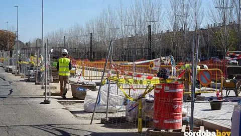 Obras en uno de los muros de entrada de la estaci&oacute;n del AVE de C&oacute;rdoba