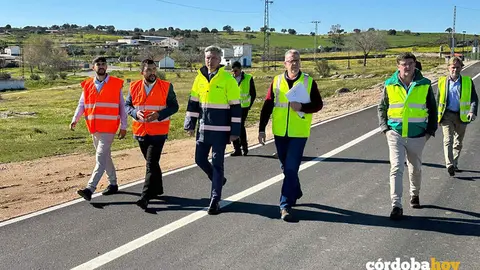 Andr&eacute;s Lortite (centro) en la recepci&oacute;n de la obra de El Guijo