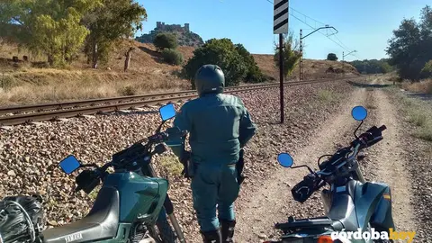 Agente de la Guardia Civil de C&oacute;rdoba junto a las v&iacute;as del tren en Almod&oacute;var del R&iacute;o, en una imagen de archivo