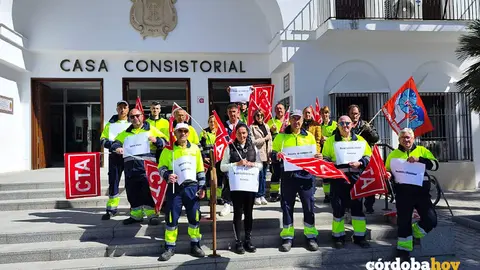 Los trabajadores de la empresa Prezero concentrados ante el Ayuntamiento de Palma