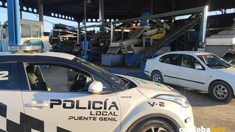 La Polic&iacute;a Local pontanesa y el veh&iacute;culo interceptado en la la cooperativa agr&iacute;cola olivarera Virgen de los Desamparados