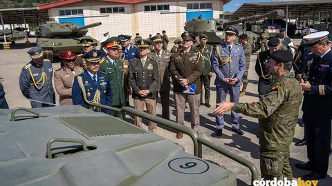 Los agregados de Defensa y oficiales de enlace de diferentes pa&iacute;ses que han visitado la BRI X ha conocido sus veh&iacute;culos de combate