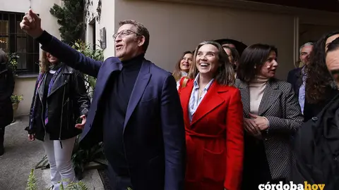El presidente del PP, Alberto N&uacute;&ntilde;ez Feij&oacute;o, (i) junto a la secretaria general del PP, Cuca Gamarra, (d) durante un acto del PP con motivo del 8M el Hotel Hospes Palacio del Bail&iacute;o, en C&oacute;rdoba. Madero Cubero (Europa Press)