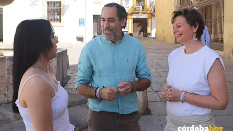 Juan Hidalgo, entre Raquel Arranz y Roc&iacute;o Cruz, en la Plaza del Potro, en una imagen de archivo
