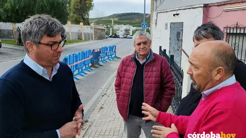 El alcalde de Puente Genil, Sergio Velasco (izquierda), en el lugar de las obras