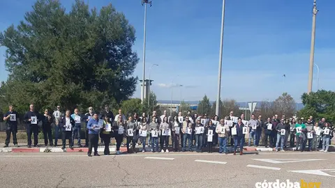 Concentraci&oacute;n en el centro peninteciario de Alcolea por el asesinato de una compa&ntilde;era en Tarragona