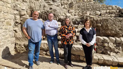 La alcaldesa de Baena, Mar&iacute;a Jes&uacute;s Serrano (segunda por la derecha) visia las obras de restauraci&oacute;n de un muro en Torreparedones