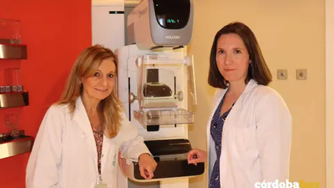 Los doctoras Marina &Aacute;lvarez (izda.) y Cristina Pulido, frente a una equipo de tomos&iacute;ntesis mamaria