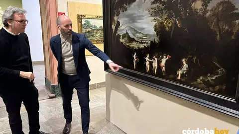 Lucena se&ntilde;ala el cuadro 'Ni&ntilde;o Jes&uacute;s con la bola del mundo', junto a Domenech, en el Museo de Bellas Artes de C&oacute;rdoba