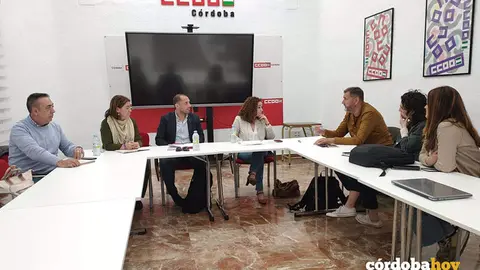 Nieto (centro), entre representantes de Por Andaluc&iacute;a e IU y de CCOO, en la sede del sindicato en C&oacute;rdoba