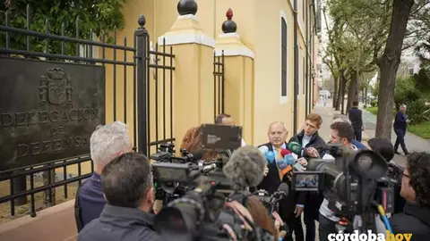 El letrado Luis Romero atiende a los medios antes de entrar al juzgado militar en una imagen de archivo. FOTO MAR&Iacute;A JOS&Eacute; L&Oacute;PEZ (EUROPA PRESS)