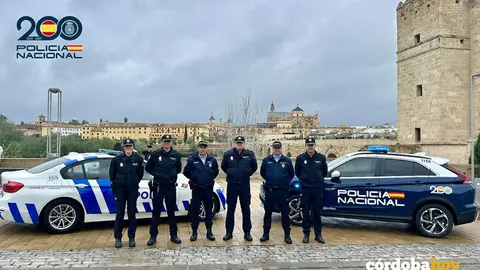 Agentes de la Polic&iacute;a Nacional de C&oacute;rdoba junto a los dos agentes de la Seguran&ccedil;a P&uacute;blica de Portugal que patrullar&aacute;n en C&oacute;rdoba durante la Semana Santa
