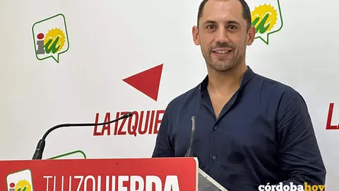 El coordinador provincial de IU C&oacute;rdoba, Sebasti&aacute;n P&eacute;rez, en la sede de su partido