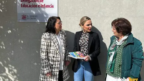 La delegada de Educaci&oacute;n, Narci Ruiz (centro)