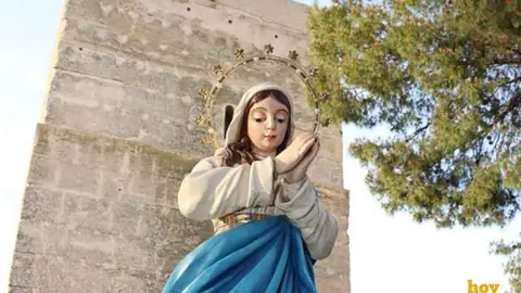 Imagen de la Virgen con la torre detr&aacute;s