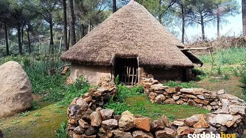 Recreaci&oacute;n de una caba&ntilde;a prehist&oacute;rica en Posadas como atractivo tur&iacute;stico
