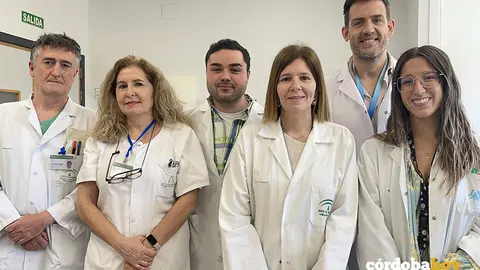 Personal del servicio de Neurolog&iacute;a del Hospital Universitario Reina Sof&iacute;a de C&oacute;rdoba, con Mar&iacute;a Teresa C&aacute;ceres (tercera por la derecha) al frente