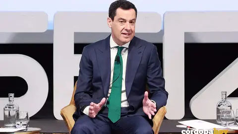 El presidente de la Junta de Andaluc&iacute;a, Juanma Moreno, durante su intervenci&oacute;n en los Encuentros Ser:El Pa&iacute;s en la Fundaci&oacute;n Cajasol. FOTO Roc&iacute;o Ruz (Europa Press)
