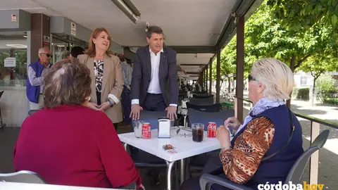 Ana Mar&iacute;a L&oacute;pez y Pedro Fern&aacute;ndez hablan con vecinos de Parque Figueroa