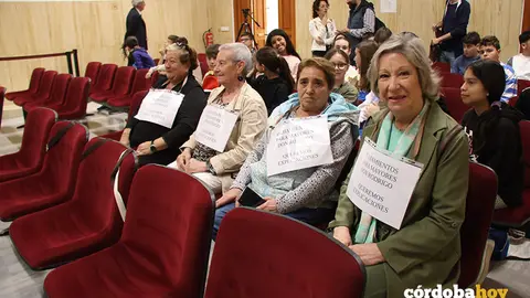 Protesta en el &uacute;ltimo Pleno de personas mayores por el retraso de las viviendas en la calle Don Rodrigo