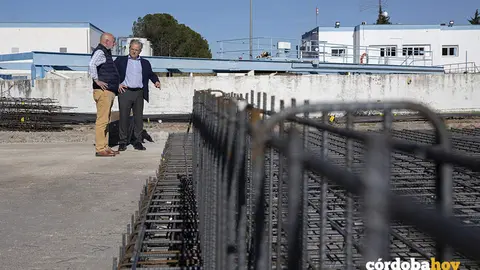 Salvador Fuentes (derecha) y Gabriel Ben&iacute;tez visitan las cubiertas de la ETAP de Sierra Boyera