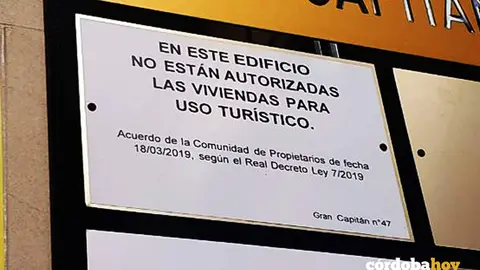 Mensaje contra las viviendas tur&iacute;sticas en un bloque de C&oacute;rdoba, en una imagen de archivo