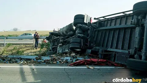 Cami&oacute;n accidentado en una imagen de archivo