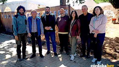 Palomares (tercero por la izquierda) y el resto de responsables de su sindicato, junto a las fosas del Cementerio de la Salud