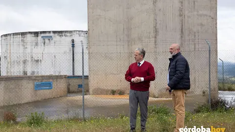 Salvador Fuentes (de granate), en su visita al dep&oacute;sito de Cerro Gordo