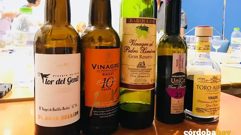 Selecci&oacute;n de vinagres cordobeses de calidad con el Flor de Genil, de Bodegas Delgado, iniciando la fila