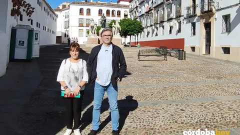 Lourdes Mart&iacute;nez y Manuel Ortega, en la Plaza de Conde de Priego