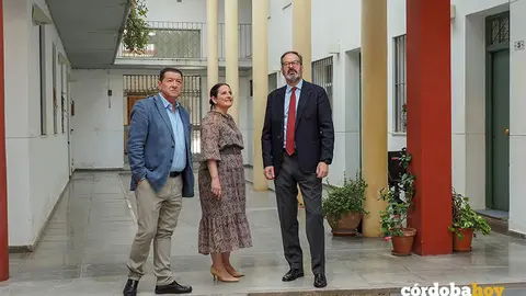 El director de la Agencia AVRA en C&oacute;rdoba, Rafael Gilla, la delegada de Fomento, Articulaci&oacute;n del Territorio y Vivienda, Mar&iacute;a del Carmen Granados, y el delegad del Gobierno de la Junta, Adolfo Molina en las viviendas p&uacute;blicas de La Corredera
