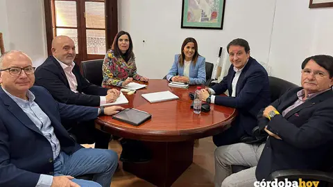 Rafael Bados (segundo por la izquierda), junto a G&aacute;lvez (tercera por la izquierda), durante la reuni&oacute;n