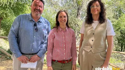 Cristina Casanueva (centro) junto a representantes del PP en Villa del R&iacute;o