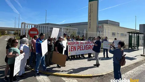 Concentraci&oacute;n contra la descatalogaci&oacute;n del Hospital de Pe&ntilde;arroya