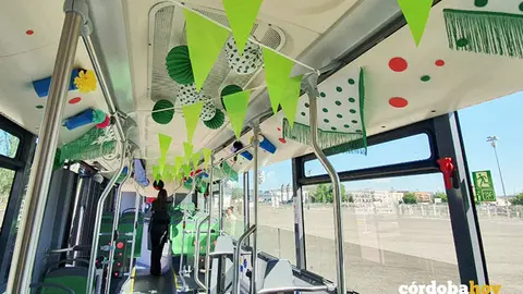 Decoraci&oacute;n en el interior de uno de los autobuses de Feria, en una imagen de archivo