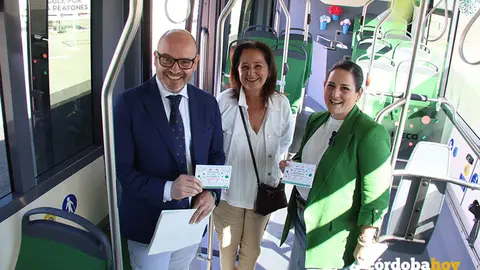 Bernardo Jordano, Ana Tamayo y Carmen Granados, en un autob&uacute;s de Feria de Aucorsa FOTO RAFA MELLADO SENIOR