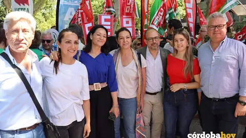 Cresp&iacute;n (3&ordf; izda.),junto a otros cargos p&uacute;blicos y org&aacute;nicos del PSOE cordob&eacute;s en la manifestaci&oacute;n de docentes
