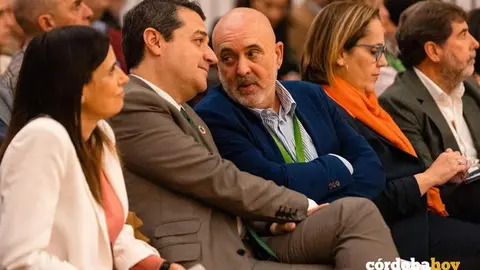 Rafael Bados conversa con Jos&eacute; Mar&iacute;a Bellido, durante durante la celebraci&oacute;n del I Congreso de comercio de Andaluc&iacute;a el pasado mes de noviembre en C&oacute;rdoba
