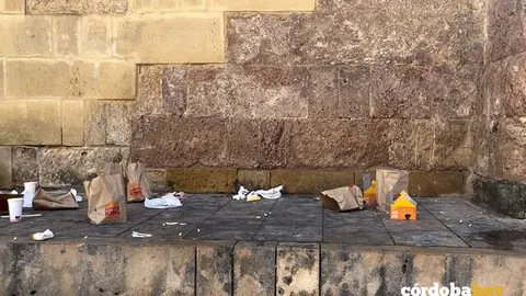 Imagen de basura dejada en la Mezquita-Catedral