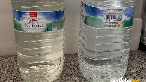 Agua del grifo turbia comparada con agua embotellada (derecha)